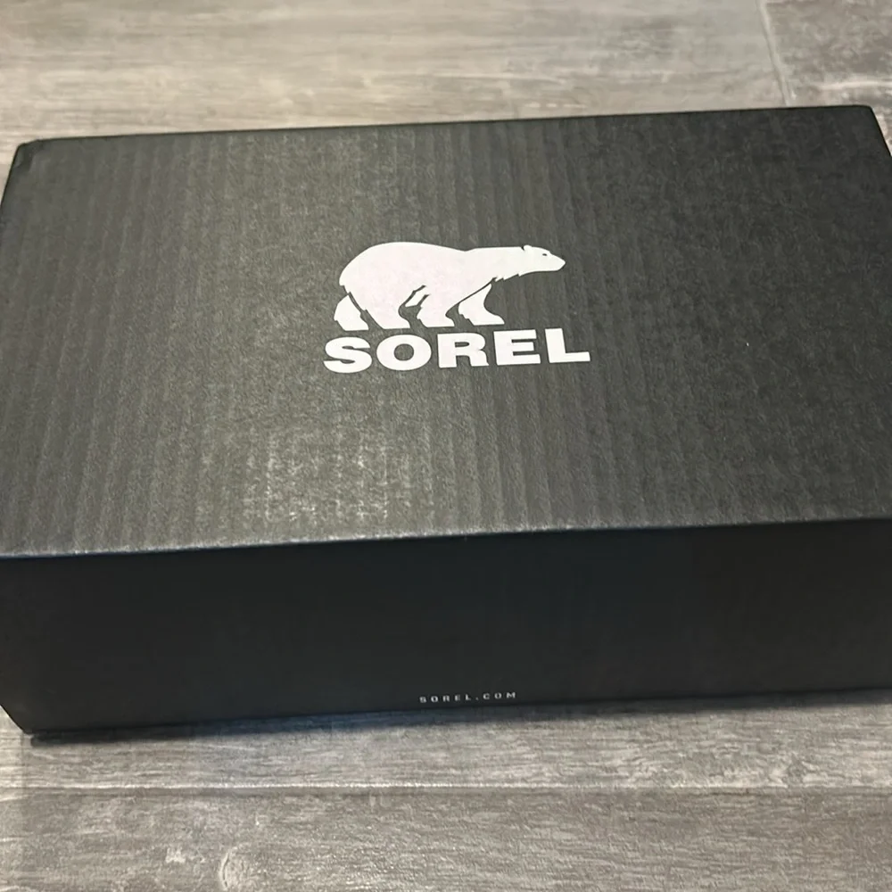 SOREL Youth Nakiska Slide II in Black and gold